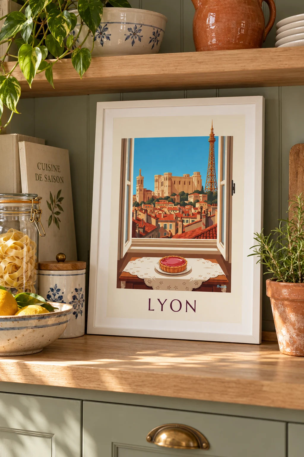 Cuisine : mise en situation de Affiche tarte aux pralines roses à la fenêtre d'un salon lyonnais