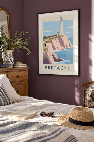 Affiche phare blanc au sommet des falaises roses de la côte bretonne : encadrée au mur