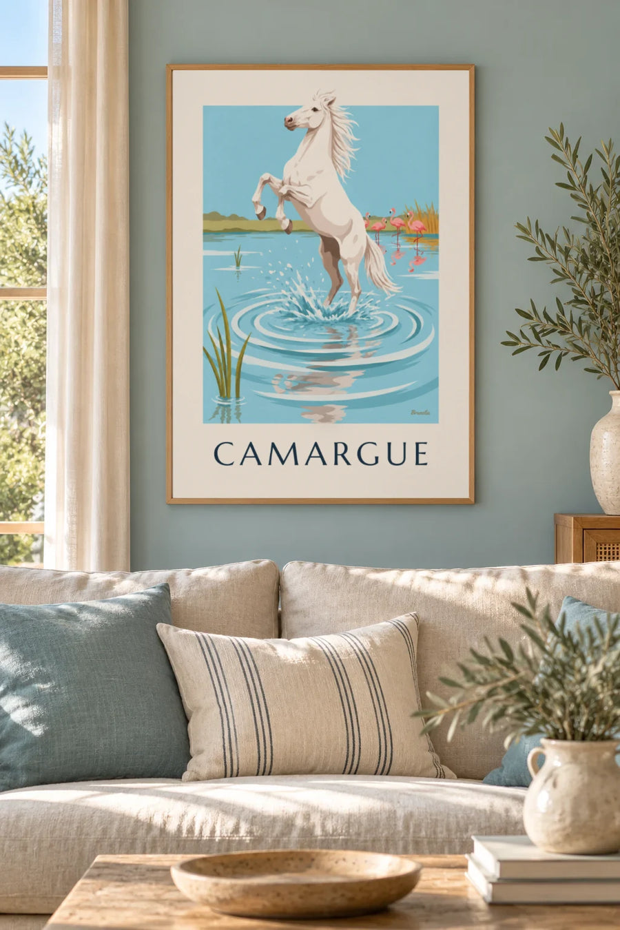 Plakat med hvid hest i galop i vandet i Camargue: indrammet på væggen