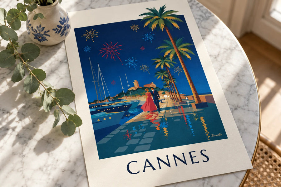 Plakat med par under palmerne i Cannes en aften med fyrværkeri: på et bord