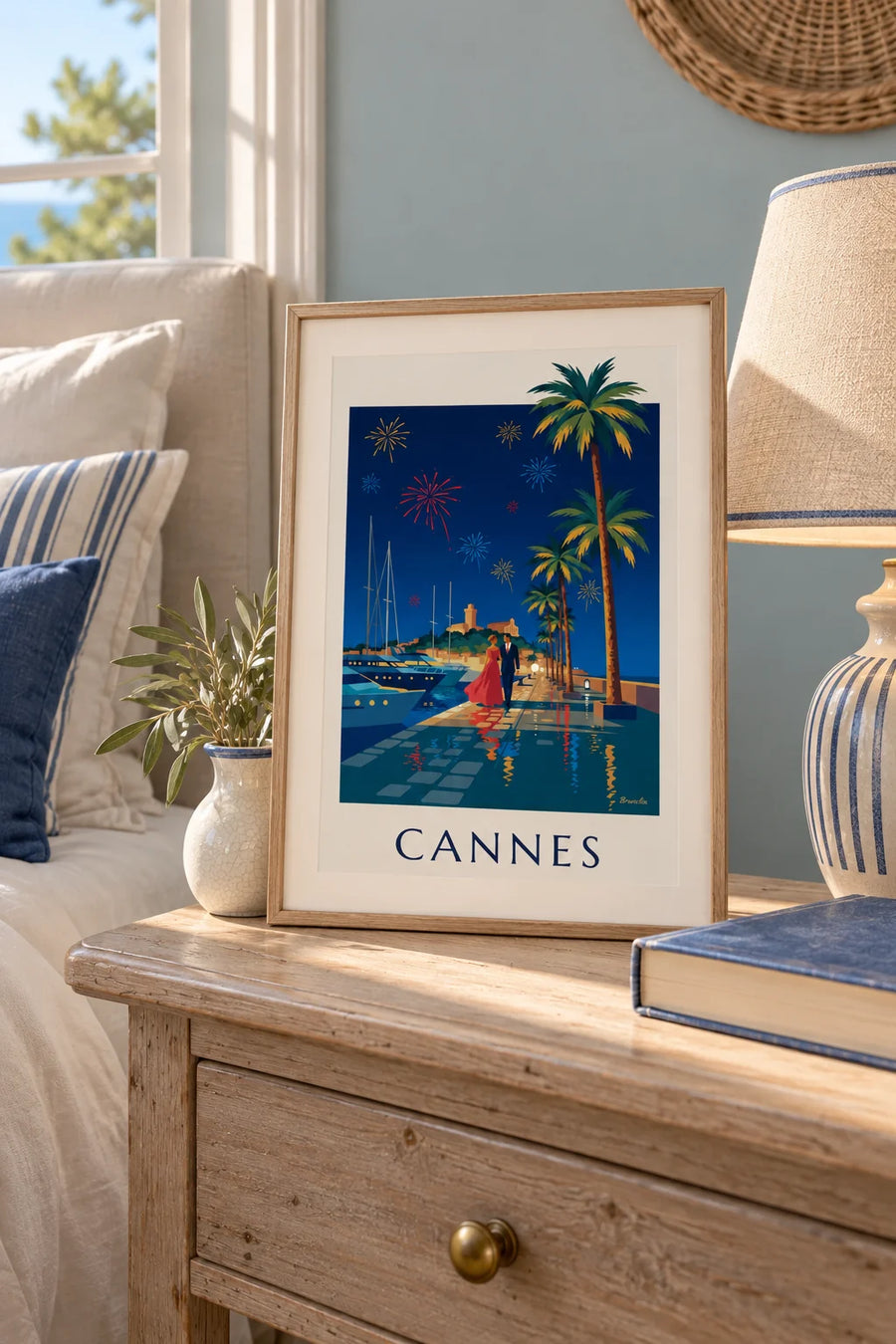 Plakat med par under palmerne i Cannes en aften med fyrværkeri, lille A4-format i ramme