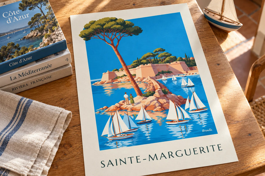 Plakat med Sainte-Marguerite-øen og det kongelige fort ud for Cannes: stillet på et bord