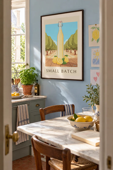 Plakat med flaske hjemmelavet citronade og citroner, indrammet på væggen