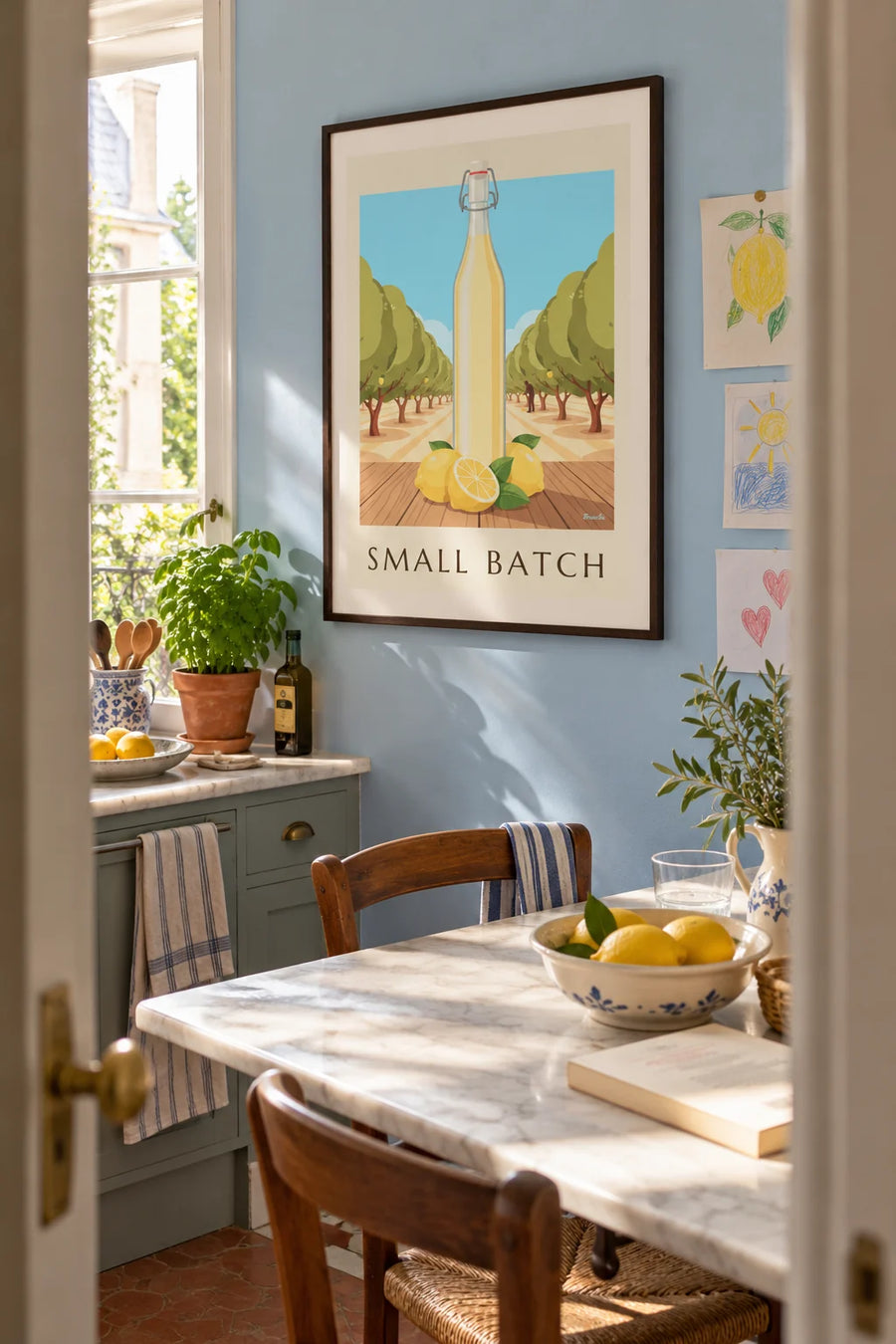 Plakat med flaske hjemmelavet citronade og citroner, indrammet på væggen