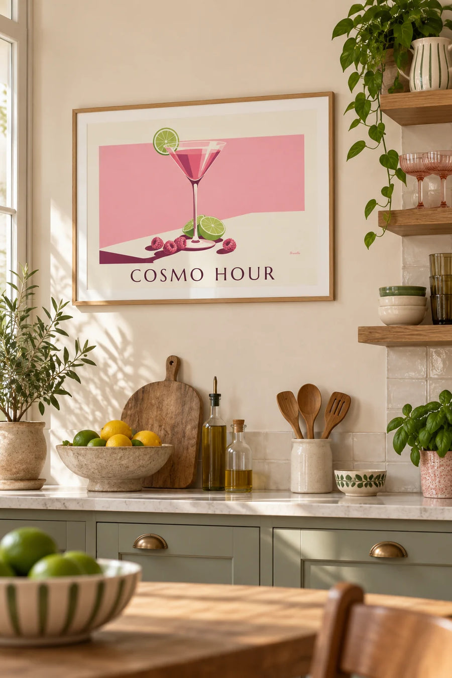 Plakat med Cosmopolitan-cocktail med hindbær og lime: indrammet på væggen