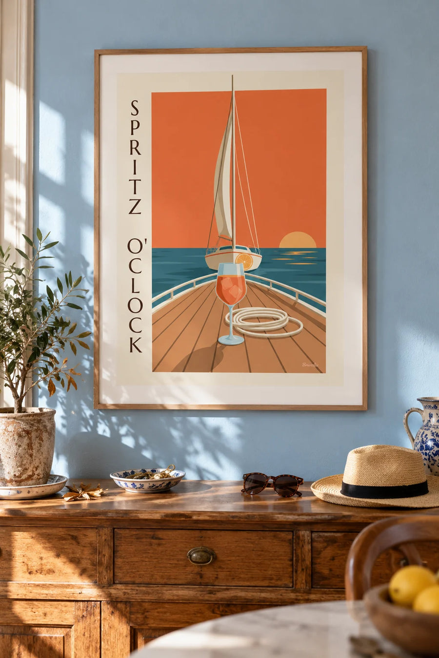 Plakat med spritz på dækket af en sejlbåd ved solnedgang: indrammet på væggen