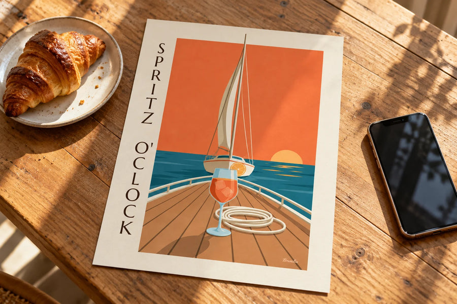 Plakat med spritz på dækket af en sejlbåd ved solnedgang: stillet på et bord