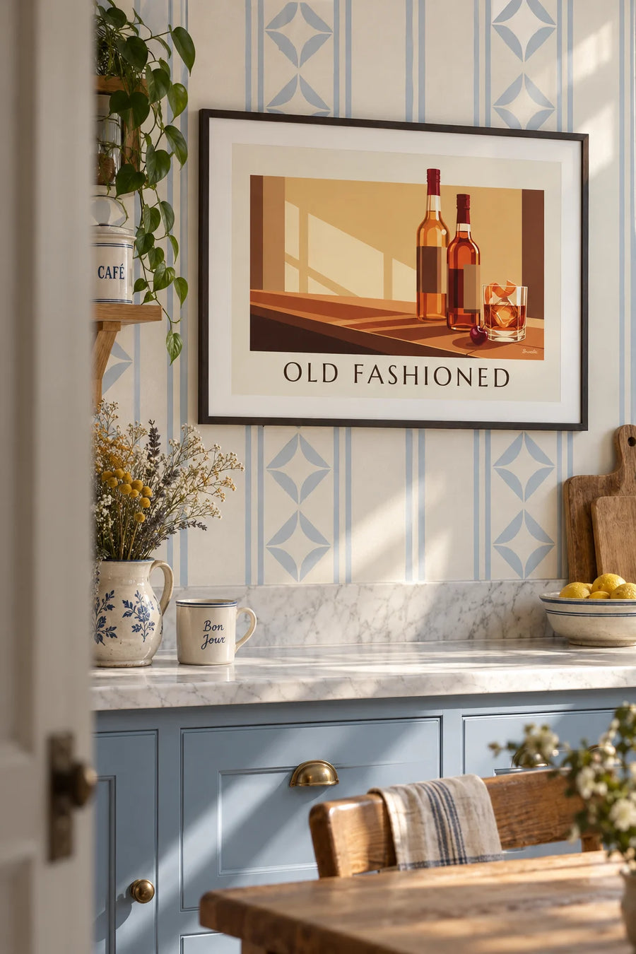 Affiche cocktail Old Fashioned en verre de cristal sur un bar en bois : encadrée au mur