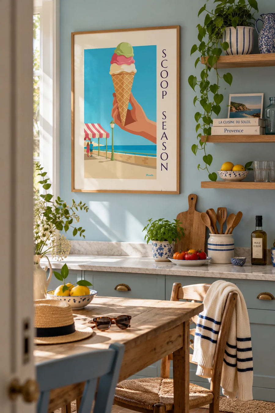 Plakat med isvaffel med 3 kugler is ved havet: indrammet på væggen