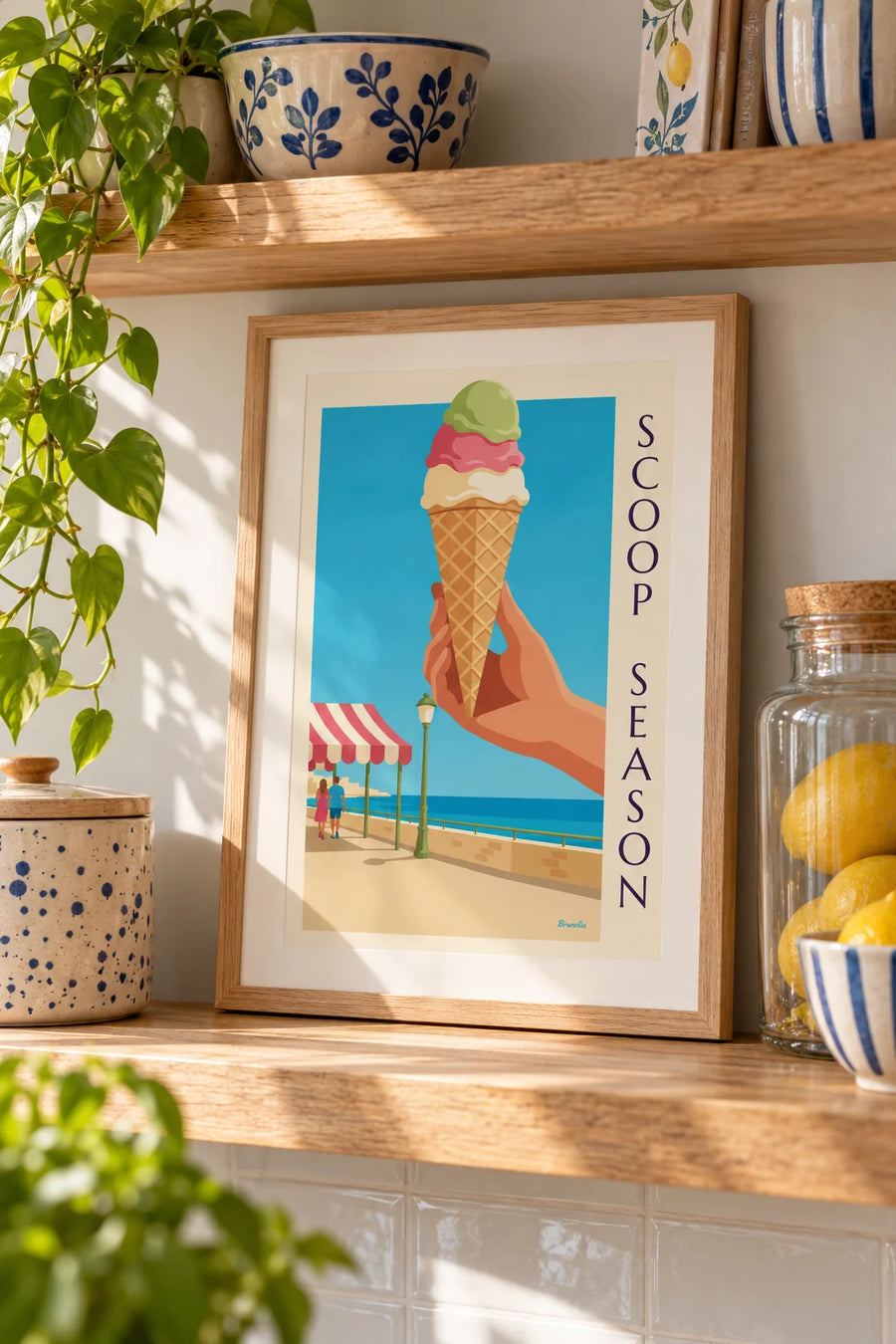 Plakat med isvaffel med 3 kugler is ved havet: lille A4 i ramme