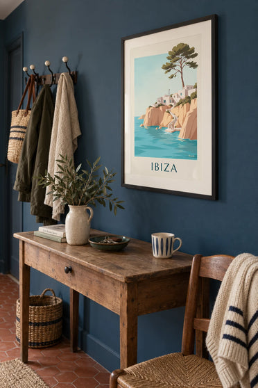 Affiche falaises ocre et maisons blanches d'Ibiza : encadrée au mur