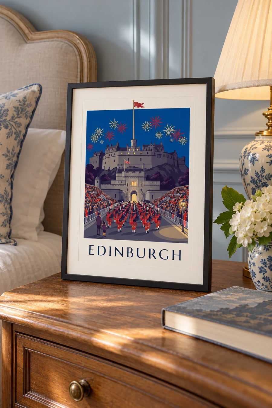 Plakat med Edinburgh Castle og Military Tattoo om natten: lille A4-plakat i ramme