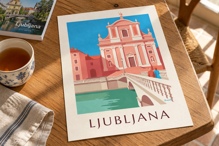 Plakat med den lyserøde franciskanerkirke i Ljubljana: stående på et bord