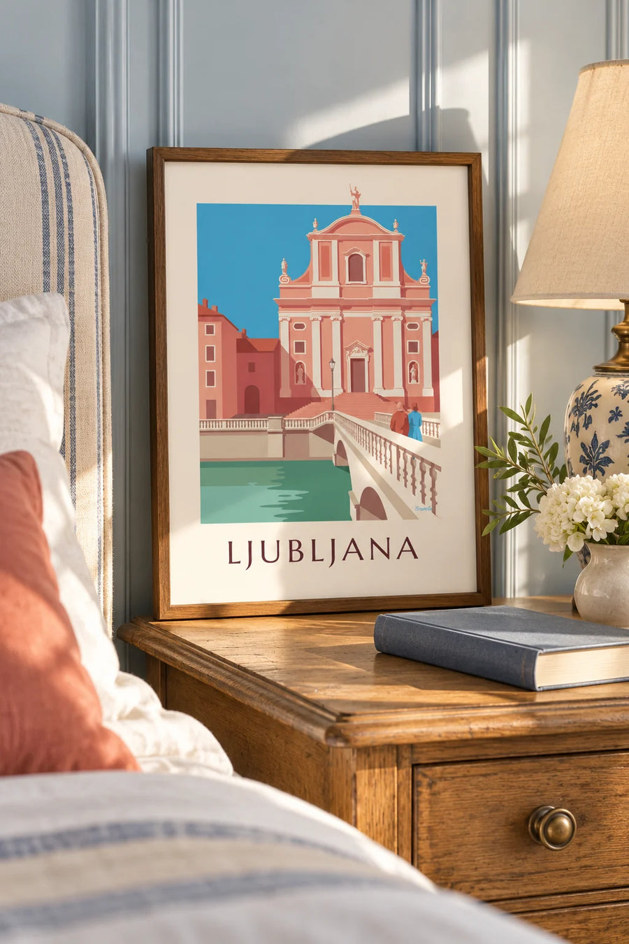 Plakat med den lyserøde franciskanerkirke i Ljubljana: lille A4-plakat i ramme