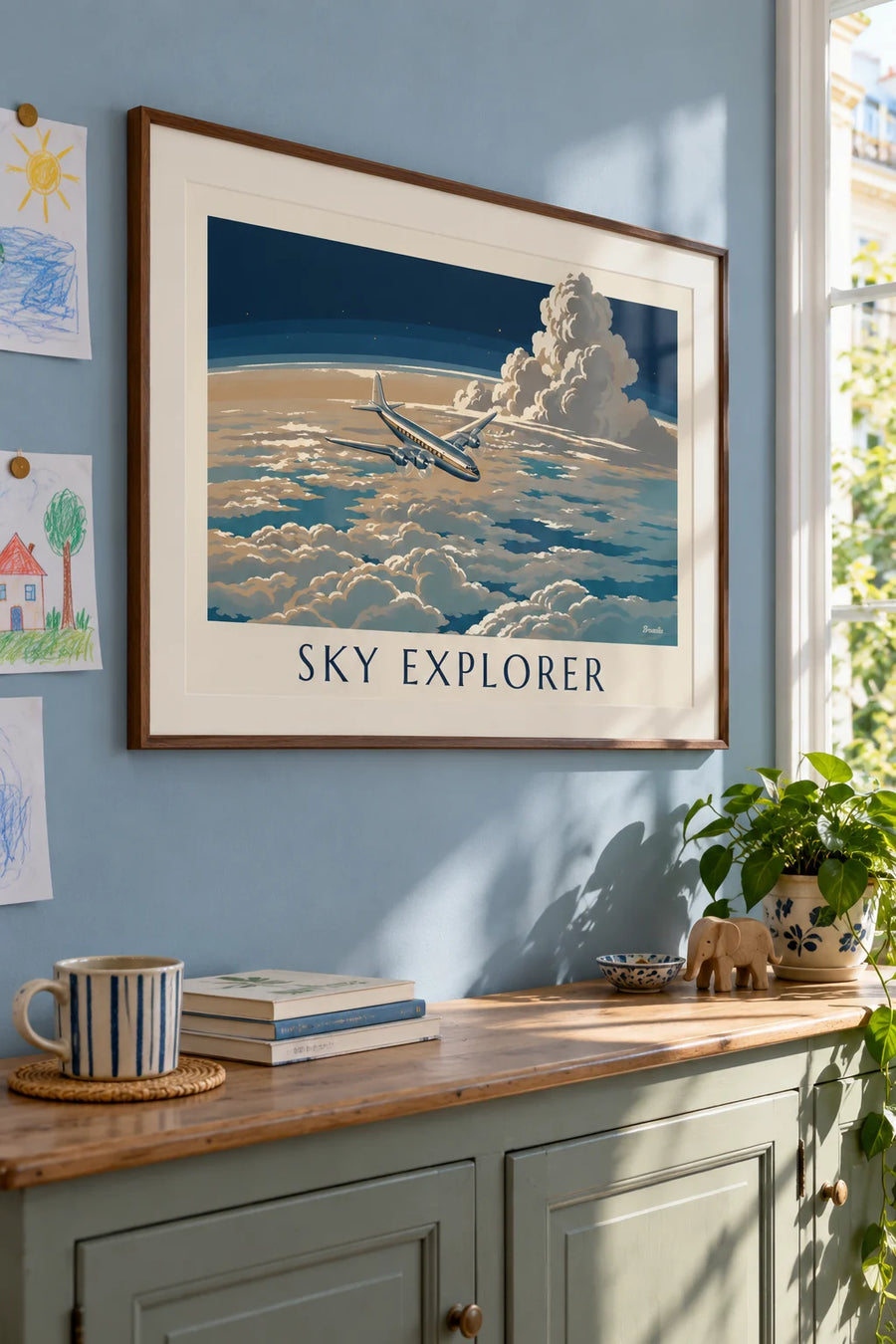 Plakat passagerfly over et hav af skyer: indrammet på væggen