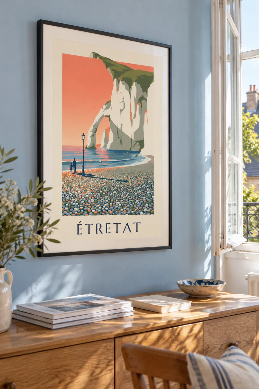 Plakat med Étretats hvide klipper ved solnedgang: indrammet på væggen