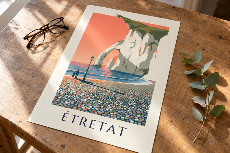Plakat med Étretats hvide klipper ved solnedgang: stående på et bord