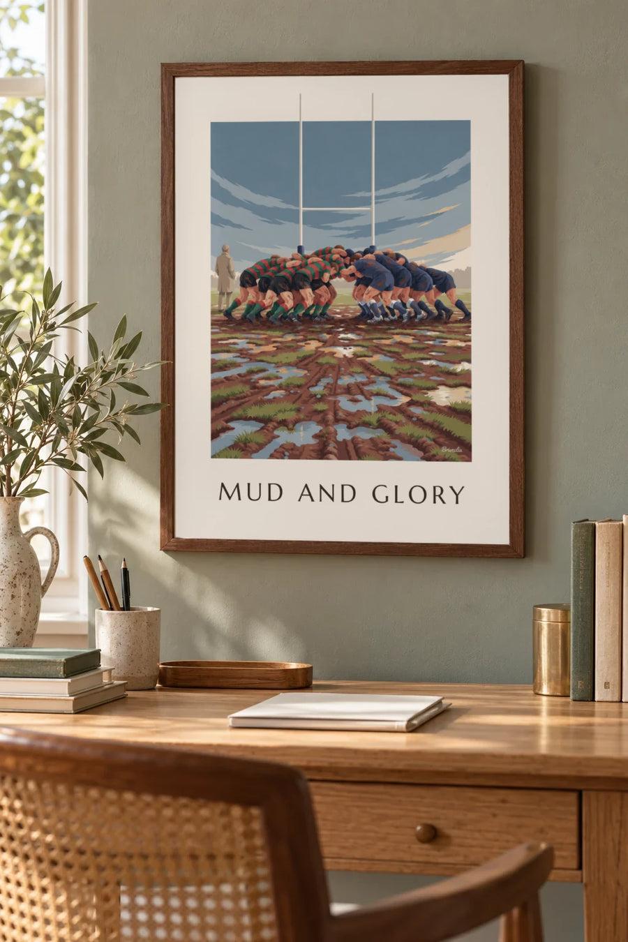 Plakat af rugbyspillere i scrum i mudder under regnvejr: lille A4-format med ramme
