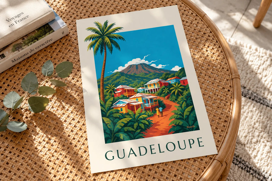 Plakat med kreolske huse og vulkanen La Soufrière på Guadeloupe: på et bord