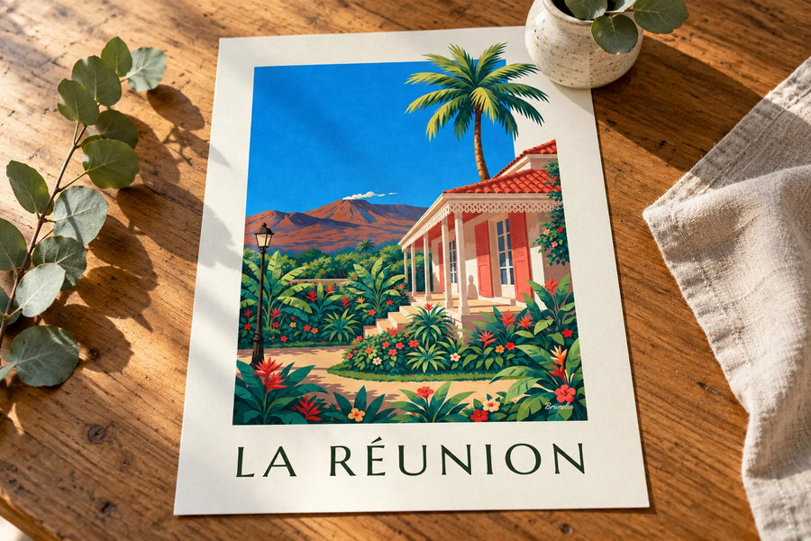 Plakat med kreolsk hus og Piton de la Fournaise på Réunion: placeret på et bord
