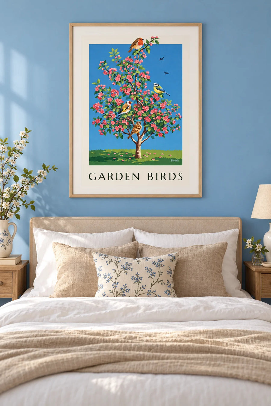 Plakat med havens fugle på et blomstrende æbletræ: indrammet på væggen