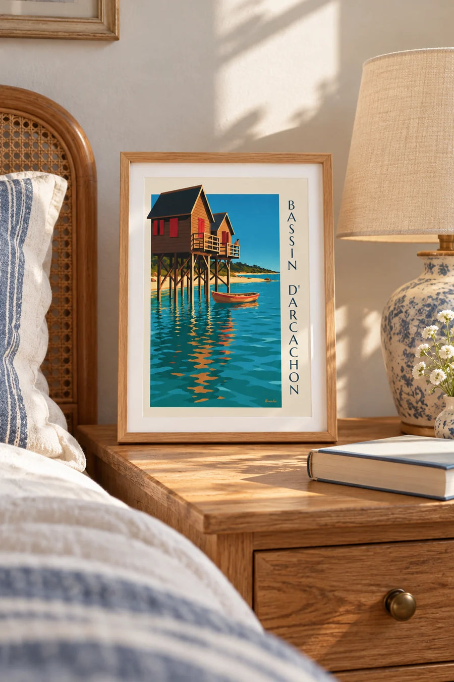 Plakat med de stylteanbragte hytter i Arcachon-bassinet i skumringen: lille A4-plakat i ramme