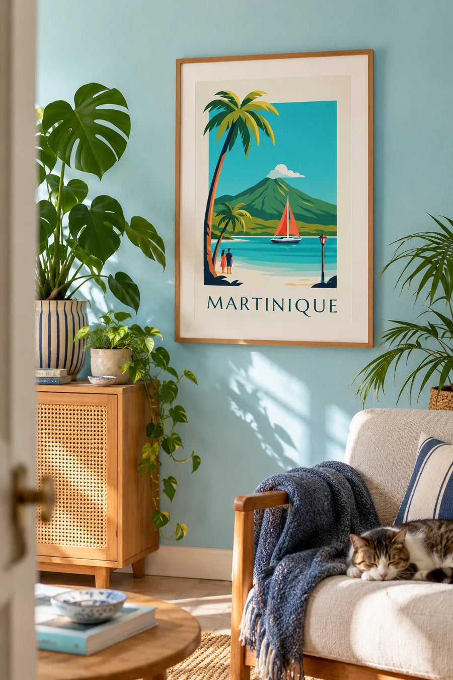 Plakat med sejlbåd i en bugt på Martinique og Montagne Pelée: indrammet på væggen