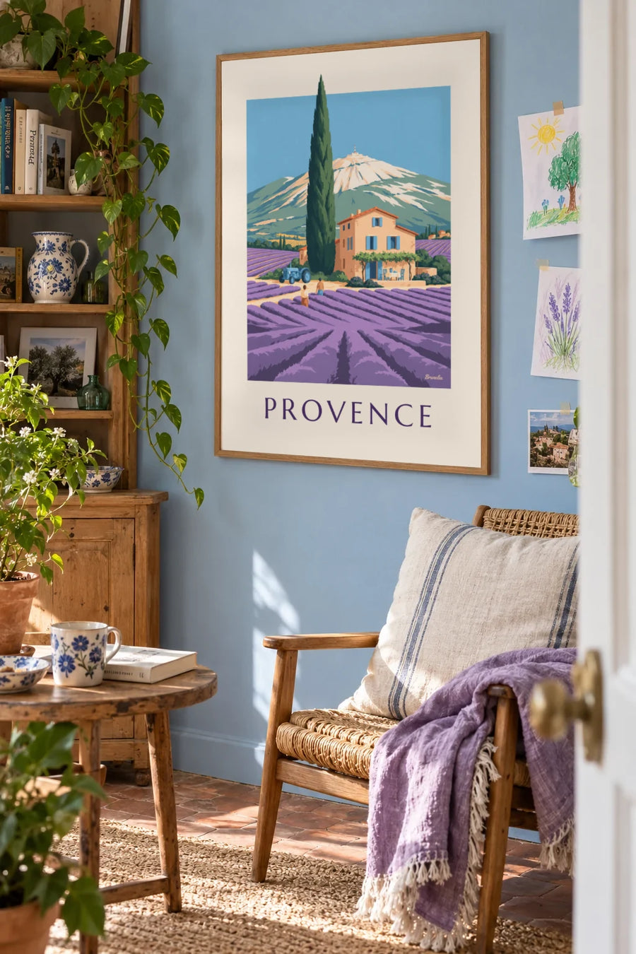 Plakat med provencalsk mas mellem lavendelmarkerne: indrammet på væggen