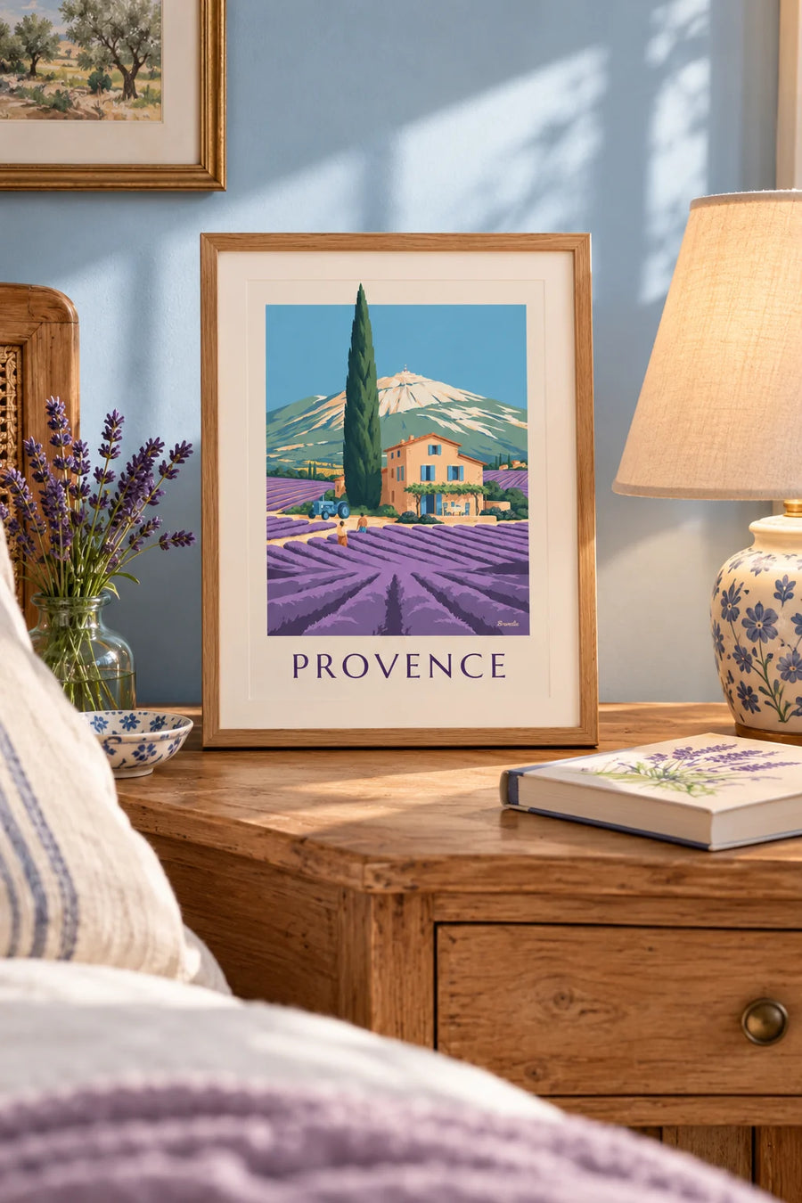 Plakat med provencalsk landhus i lavendelmarkerne: lille A4-plakat i ramme