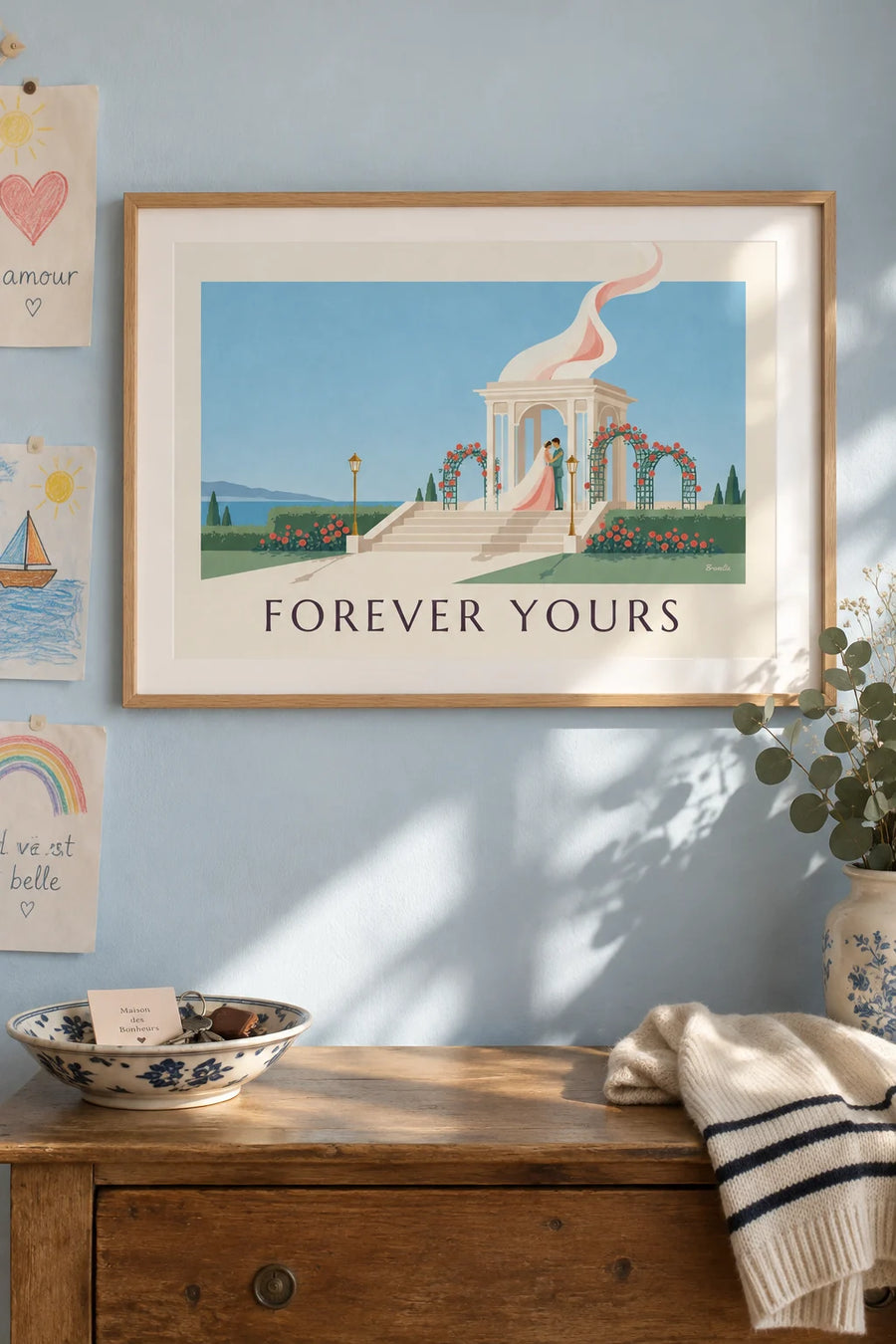 Plakat med nygift par i omfavnelse under rosenbuer, indrammet på væggen