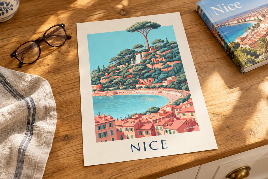 Plakat med vandfald på Slotsbakken og Engelbugten i Nice: stående på et bord