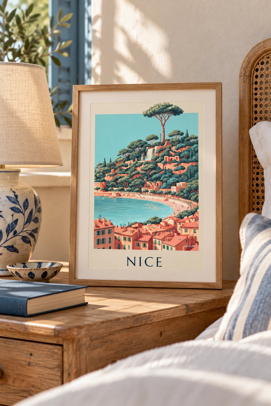 Plakat med vandfaldet på Château-bakken og Baie des Anges i Nice: lille A4-plakat i ramme