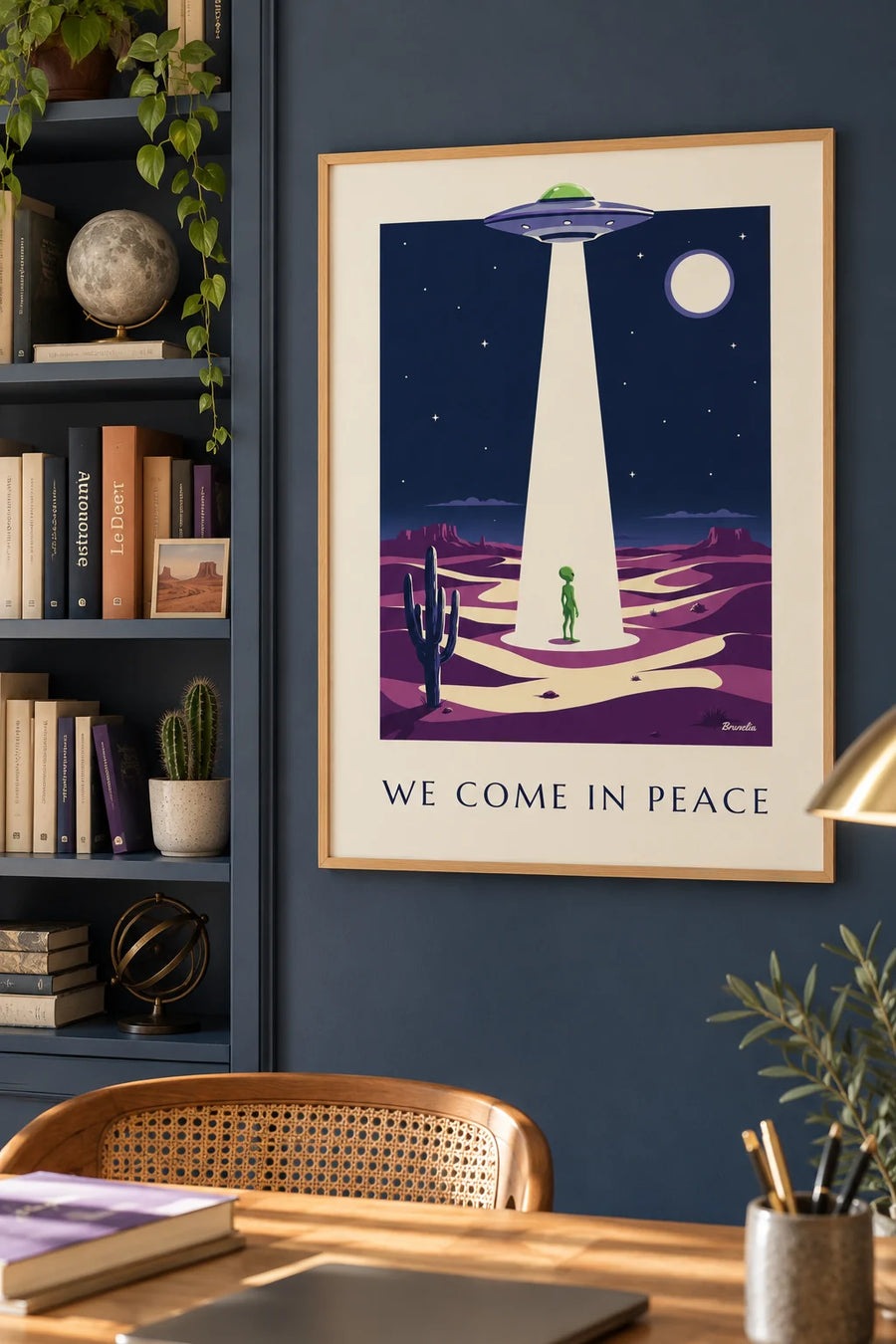 Plakat med ufo, alien og flyvende tallerken i ørkenen: indrammet på væggen