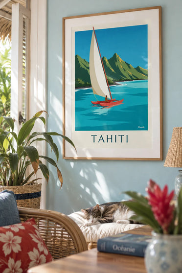 Plakat med Tahitis bjerge og en sejlpirog i lagunen: indrammet på væggen