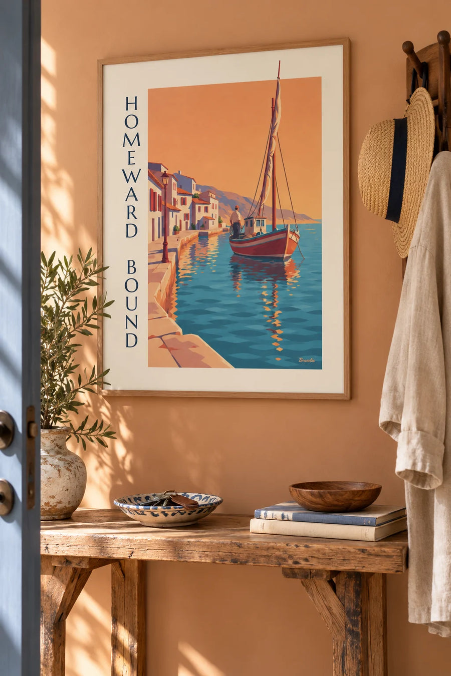 Plakat med traditionel fiskerbåd på vej i havn ved solnedgang: indrammet på væggen