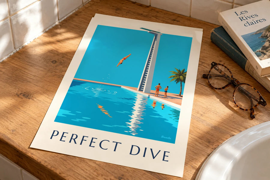 Plakat med udspringer midt i et spring over en swimmingpool: på et bord