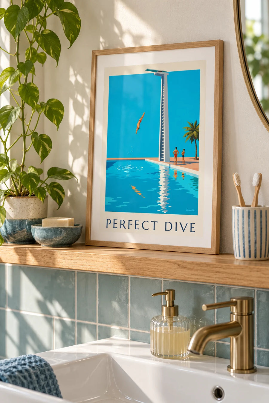 Plakat med udspringer midt i et hop over en swimmingpool: lille A4 i ramme
