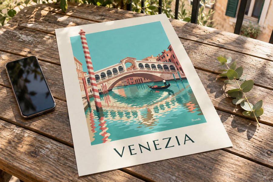 Plakat med Rialtobroen og en gondol på Canal Grande i Venedig: plakaten på et bord
