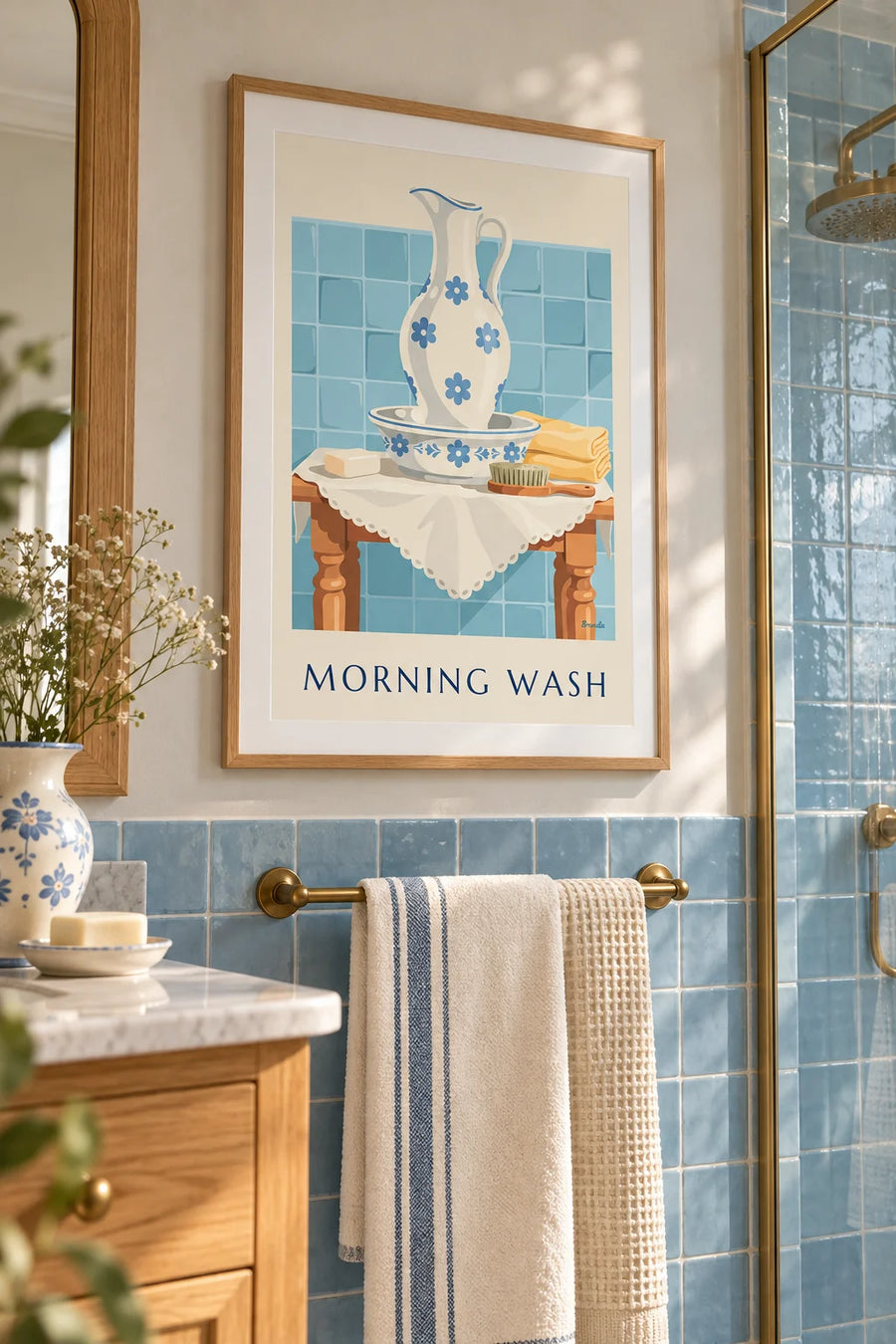 Plakat kande og vandfad af fajance på toiletbordet: indrammet på væggen