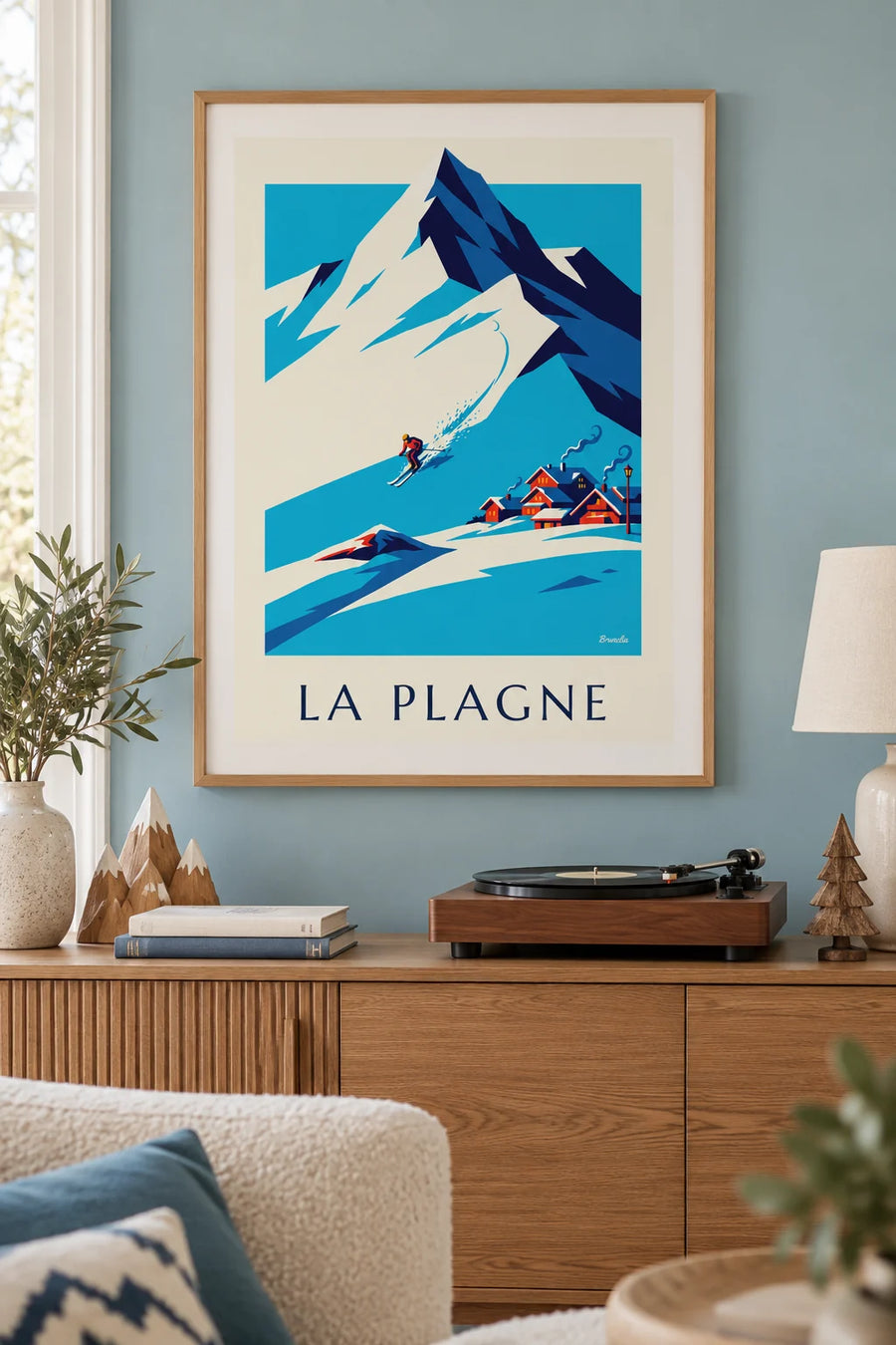 Plakat med skiløber på pisten i La Plagne foran Bellecôte: indrammet på væggen