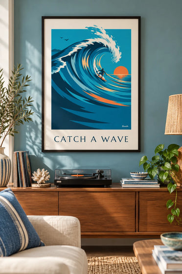 Plakat med surfer på en stor bølge ved solnedgang: indrammet på væggen