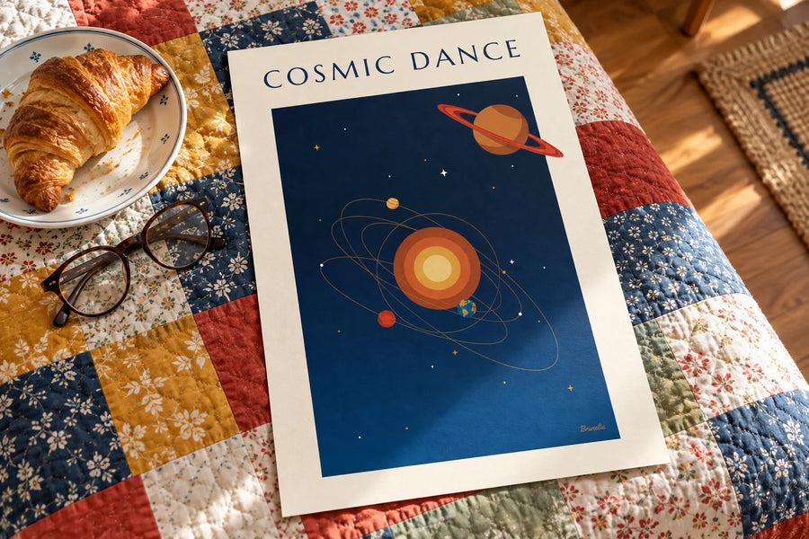 Plakat med Saturn og planeter i kredsløb om Solen på natblå baggrund: stående på et bord