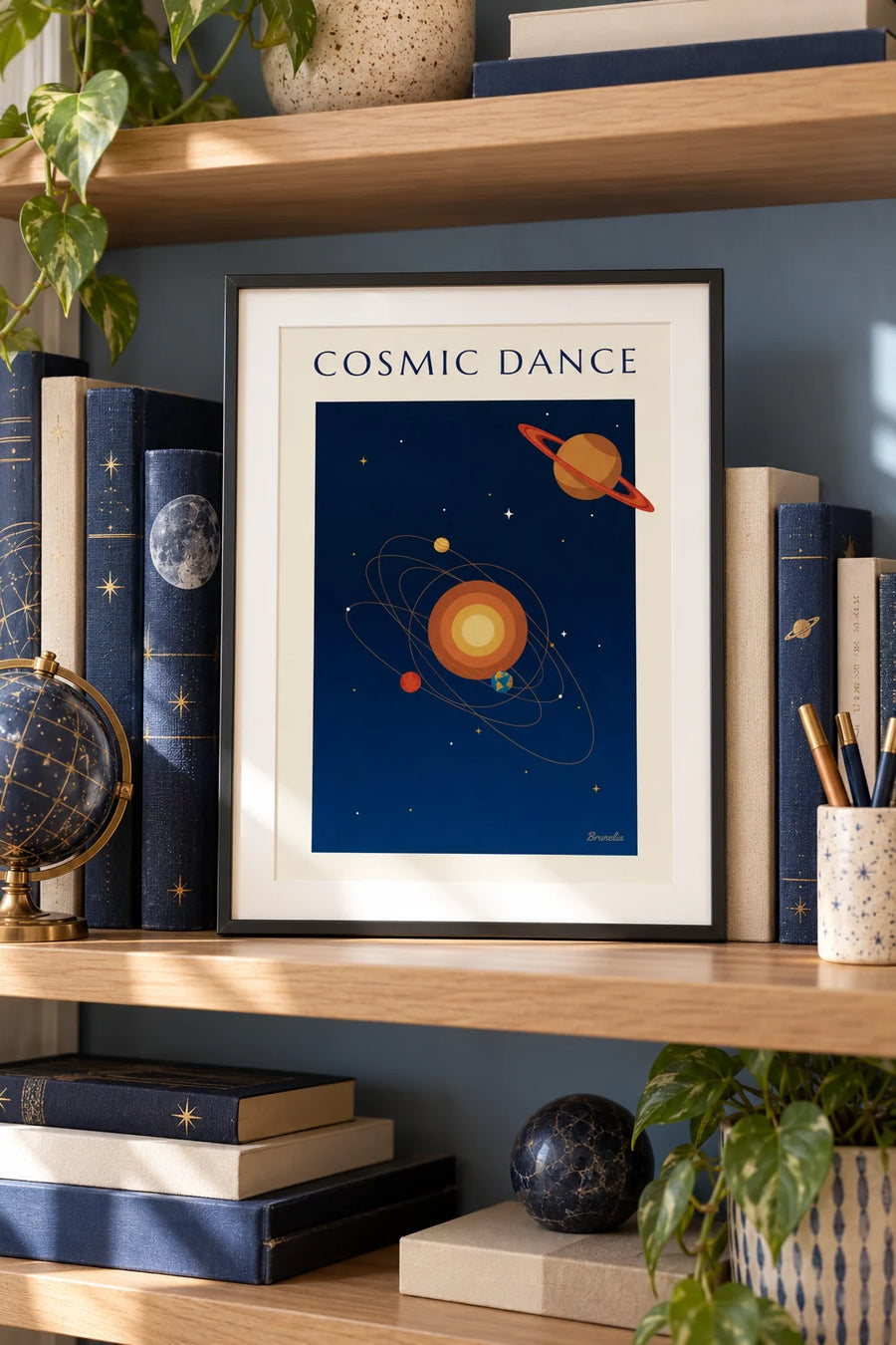 Plakat med Saturn og planeter i kredsløb om Solen på natblå baggrund: lille A4 i ramme