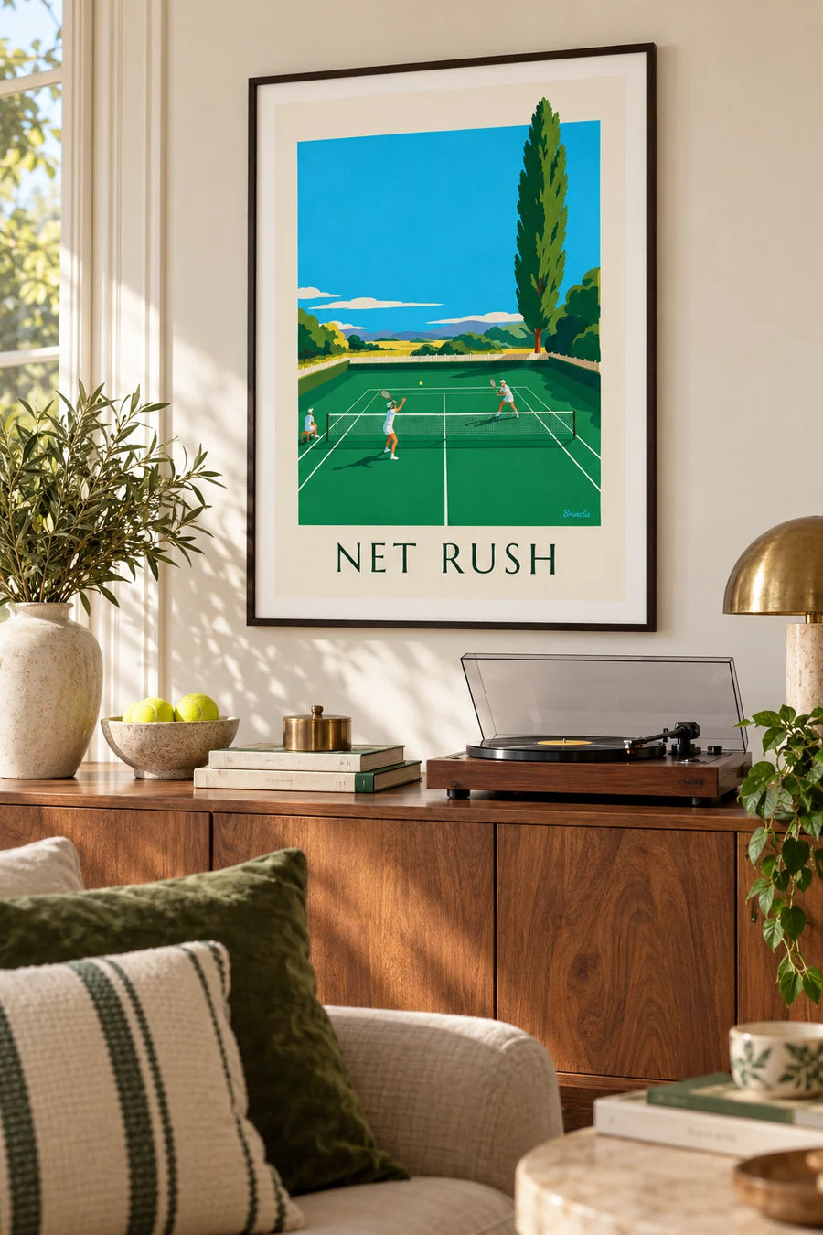 Plakat med tennisspiller, der volleyer ved nettet på græs: indrammet på væggen