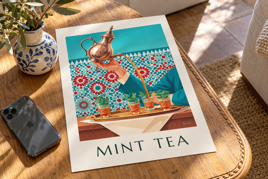 Plakat med mynthe te serveret i ciselerede glas: stående på et bord