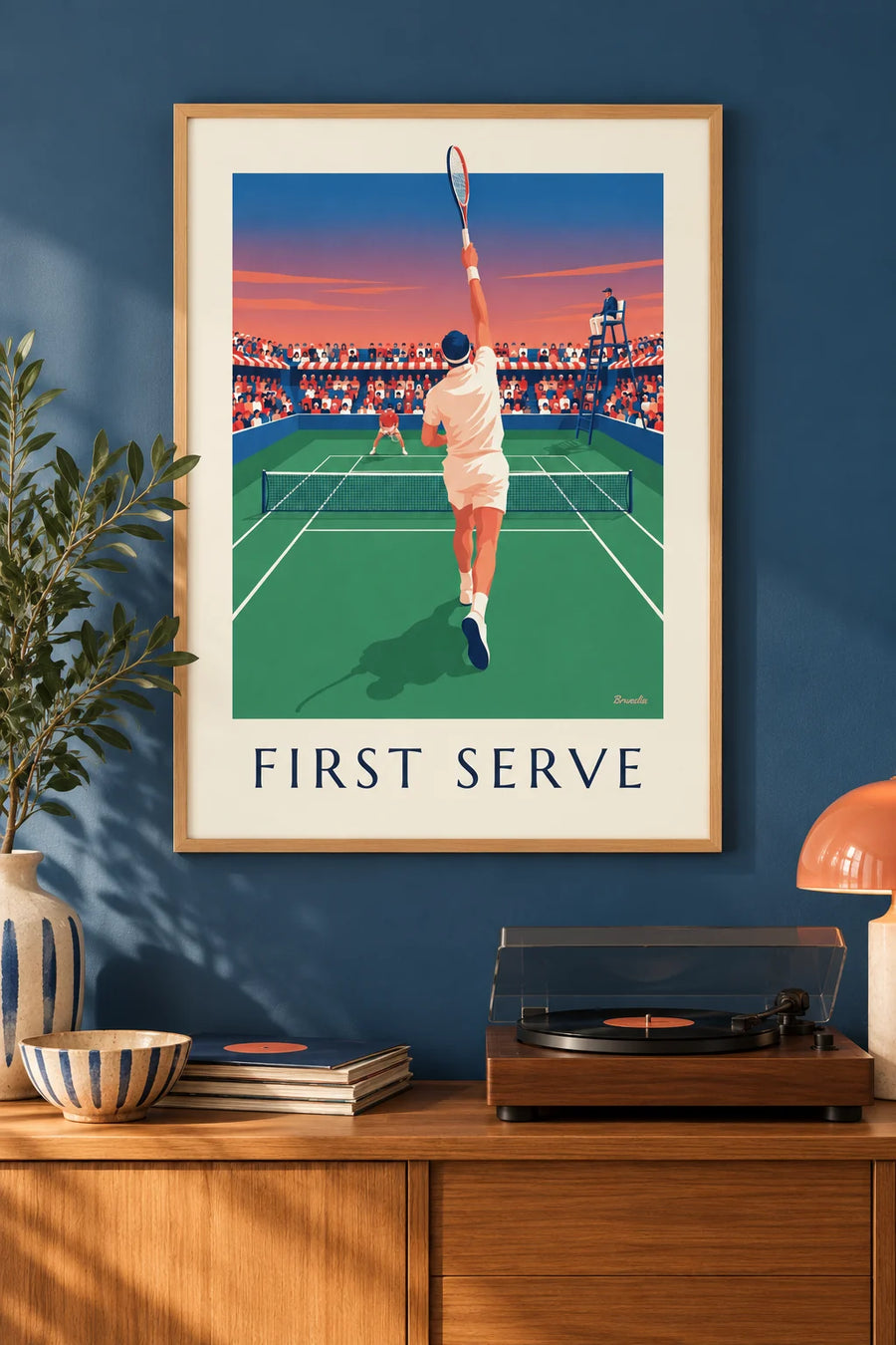 Plakat med tennisspiller i serveposition på græsbane til turnering: indrammet på væggen