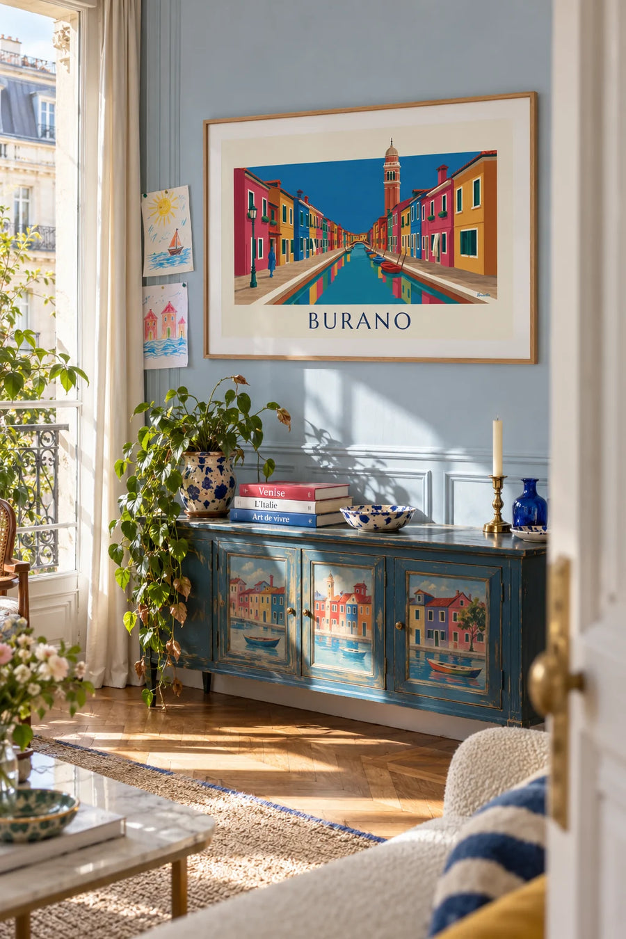 Plakat med kanal og farverige huse i Burano og det skæve campanile: indrammet på væggen