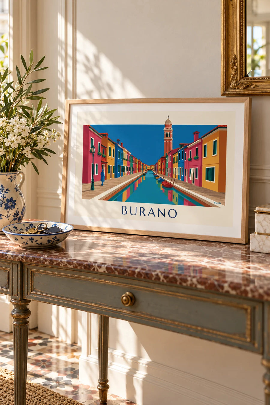 Plakat med kanal og farverige huse i Burano, det skæve klokketårn: lille A4-plakat i ramme