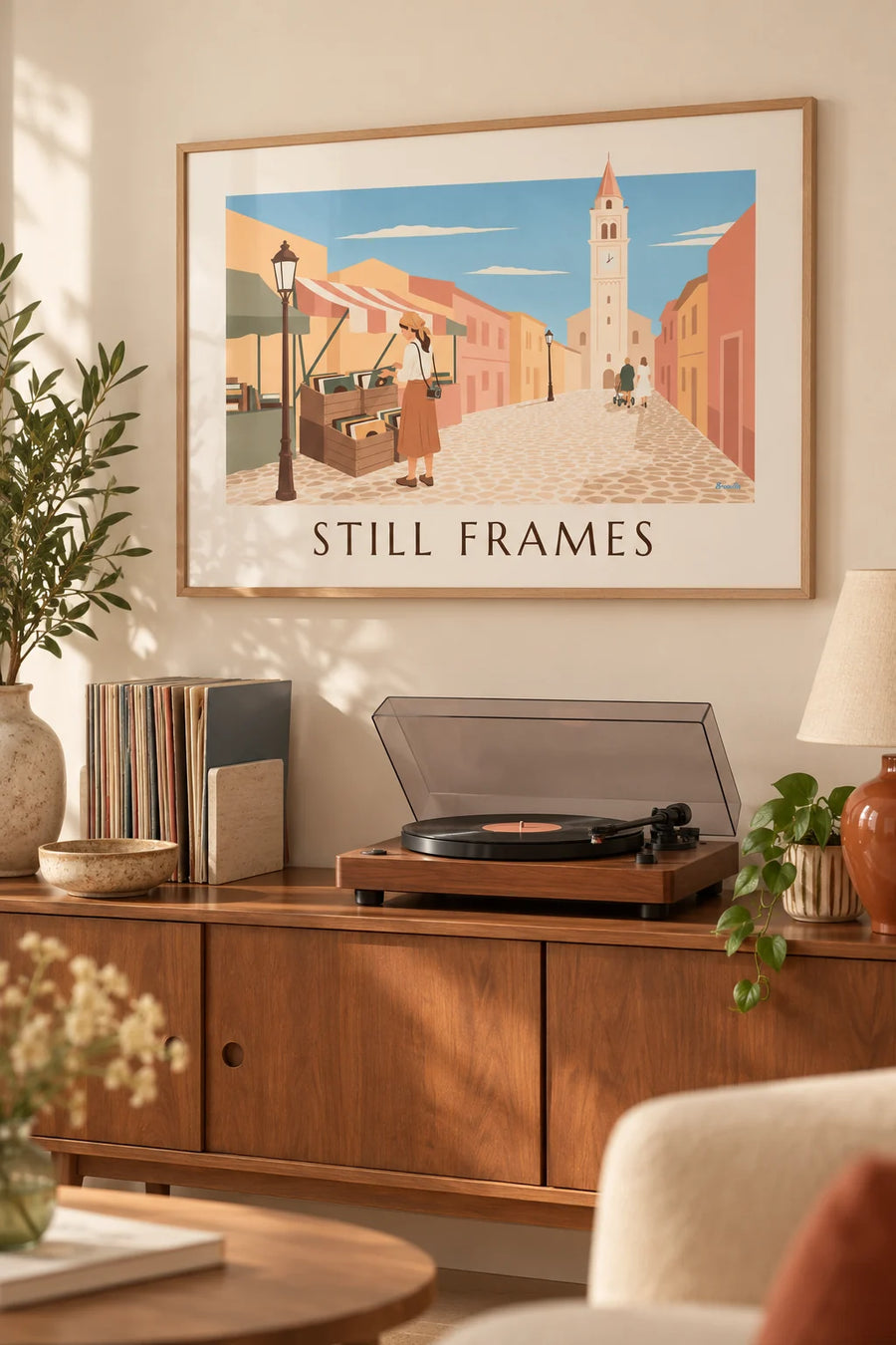 Plakat med ung kvinde og vinylplader på et landsbyloppemarked: indrammet på væggen