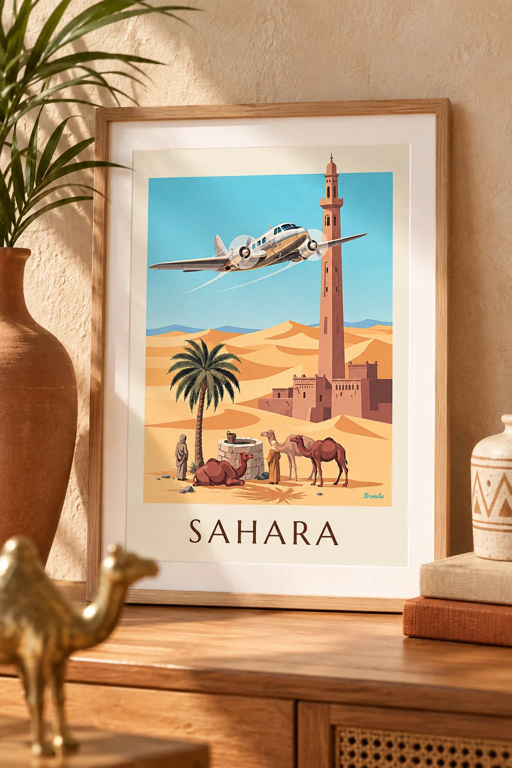 Kontor: Plakat med trimotoret fly over en oase og Sahara-klitterne i et rigtigt hjem